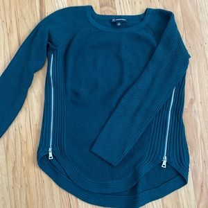 Green sweater zipper accents